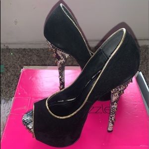 Black spike peep toe pumps